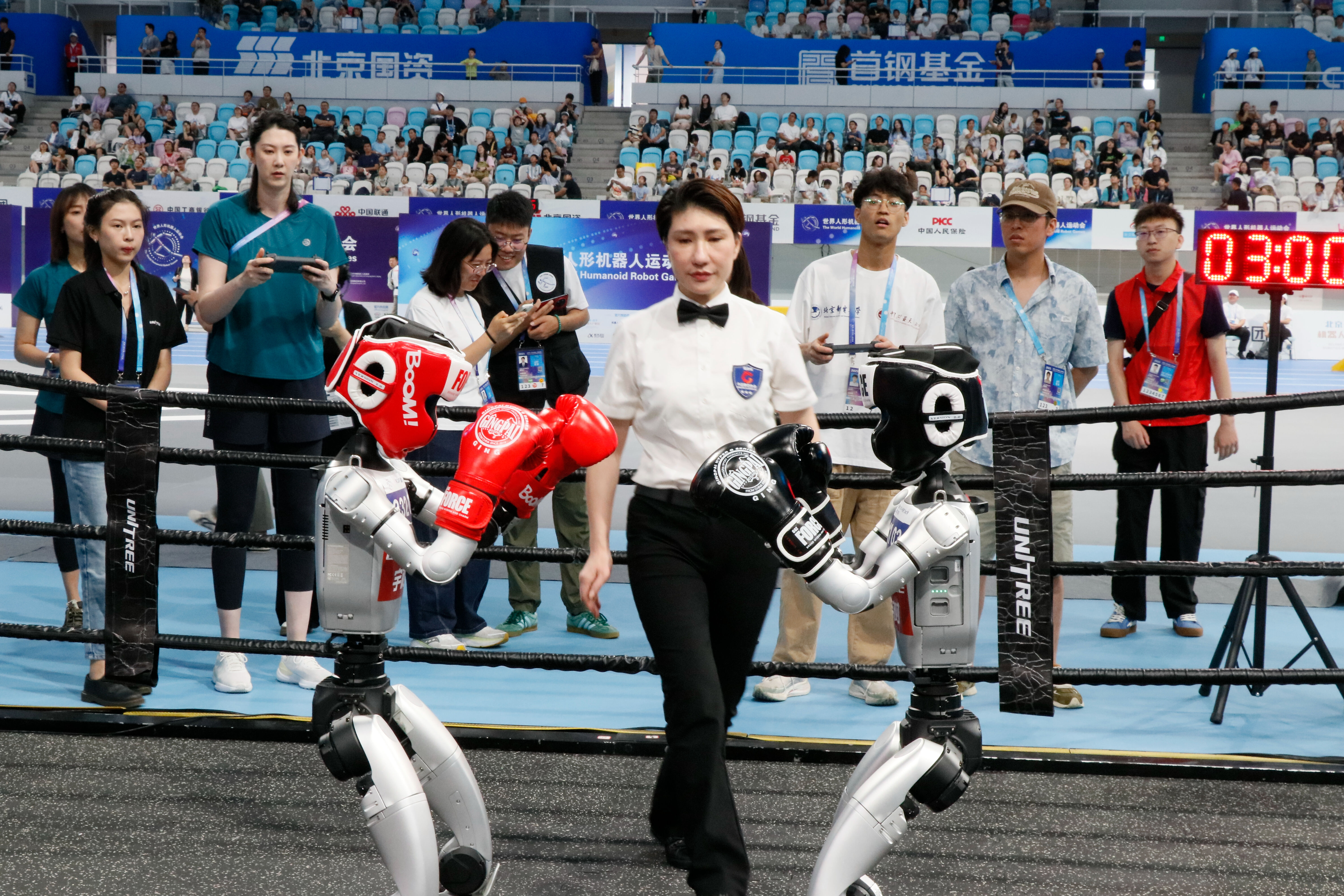 Robotlar h&uuml;nerlerini sergiledi: Futbol, atletizm ve kick boks'ta yarıştılar! - 3. Resim