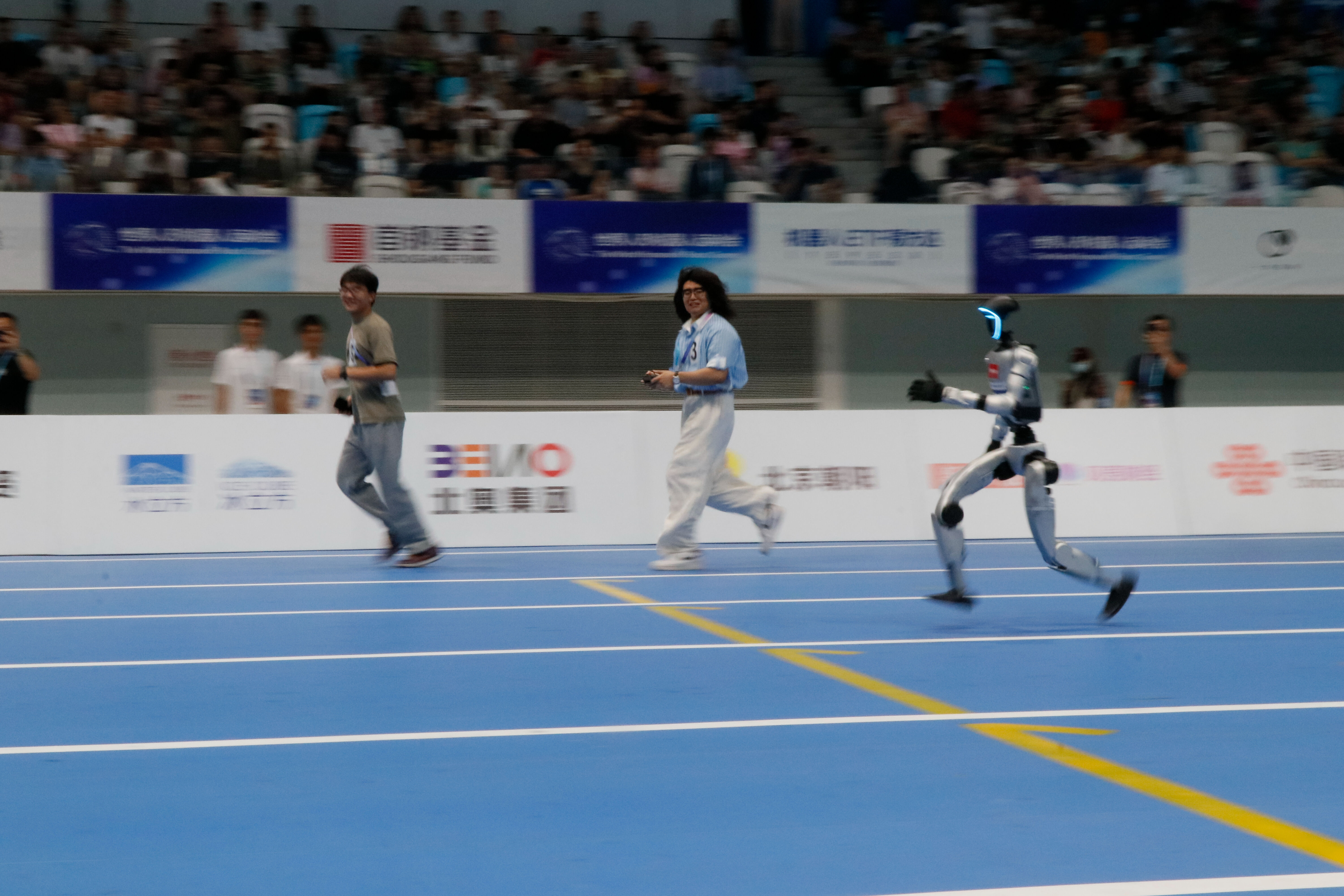 Robotlar h&uuml;nerlerini sergiledi: Futbol, atletizm ve kick boks'ta yarıştılar! - 4. Resim