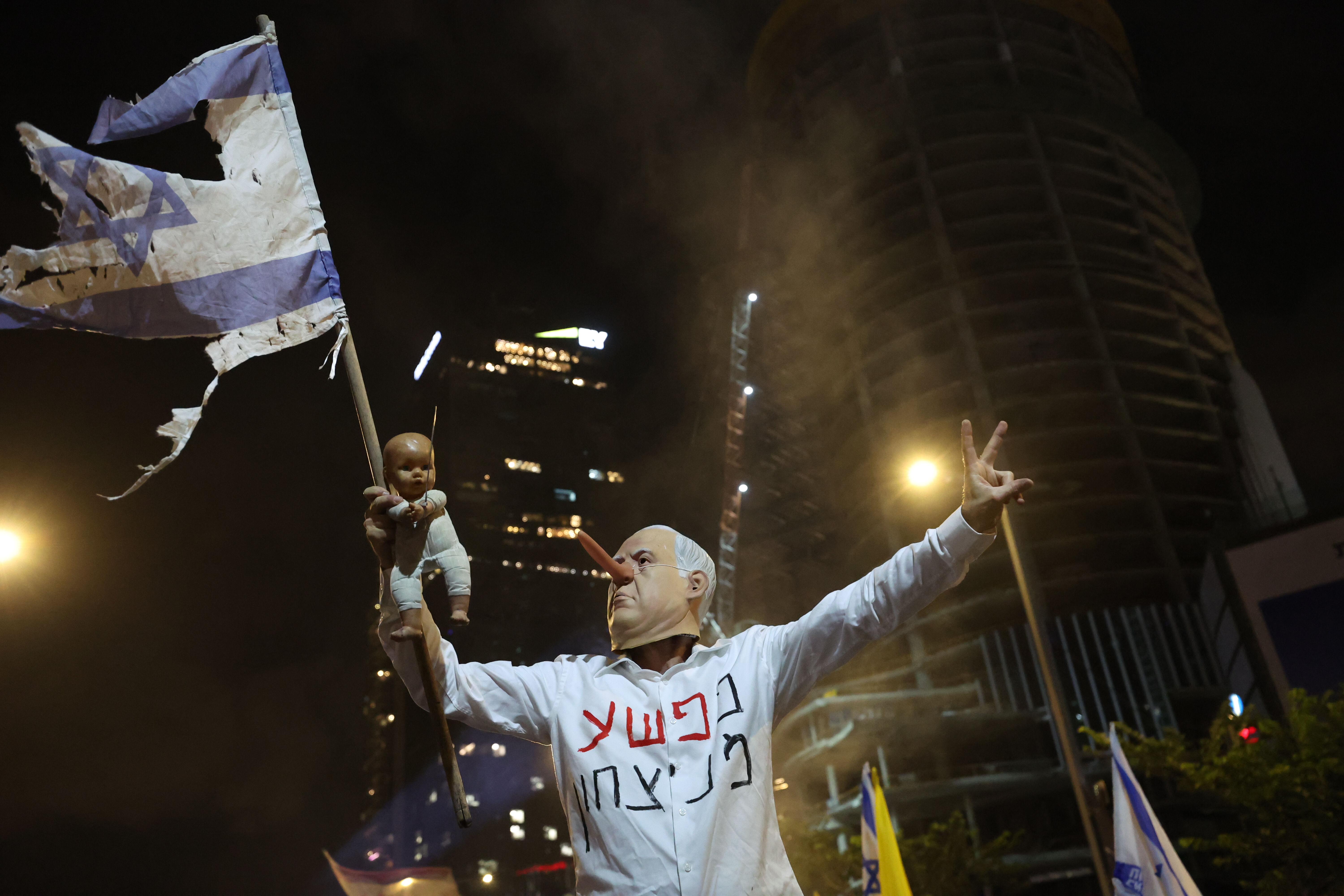 Tel Aviv'de yüzlerce kişi Netanyahu'ya karşı toplandı!