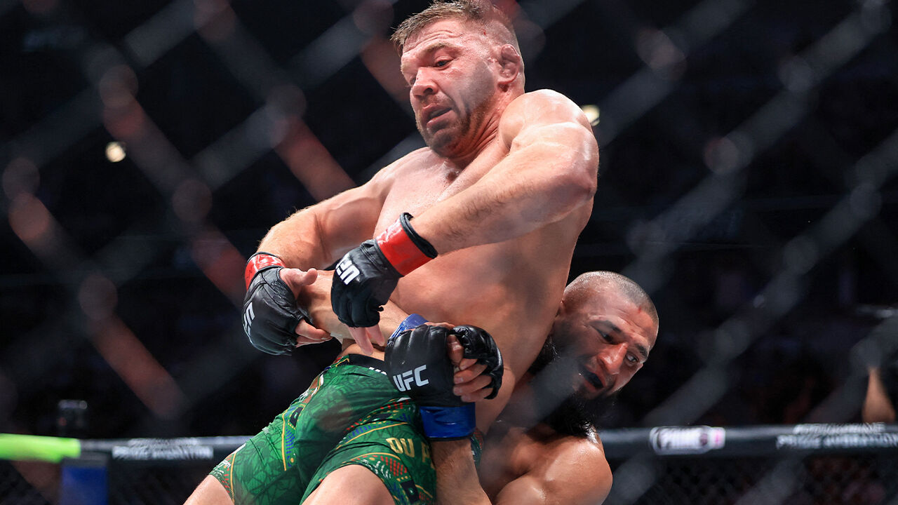 UFC'de orta sikletin yeni kralı Khamzat Chimaev! Kemeri alır almaz Filistin bayrağını öptü - 2. Resim