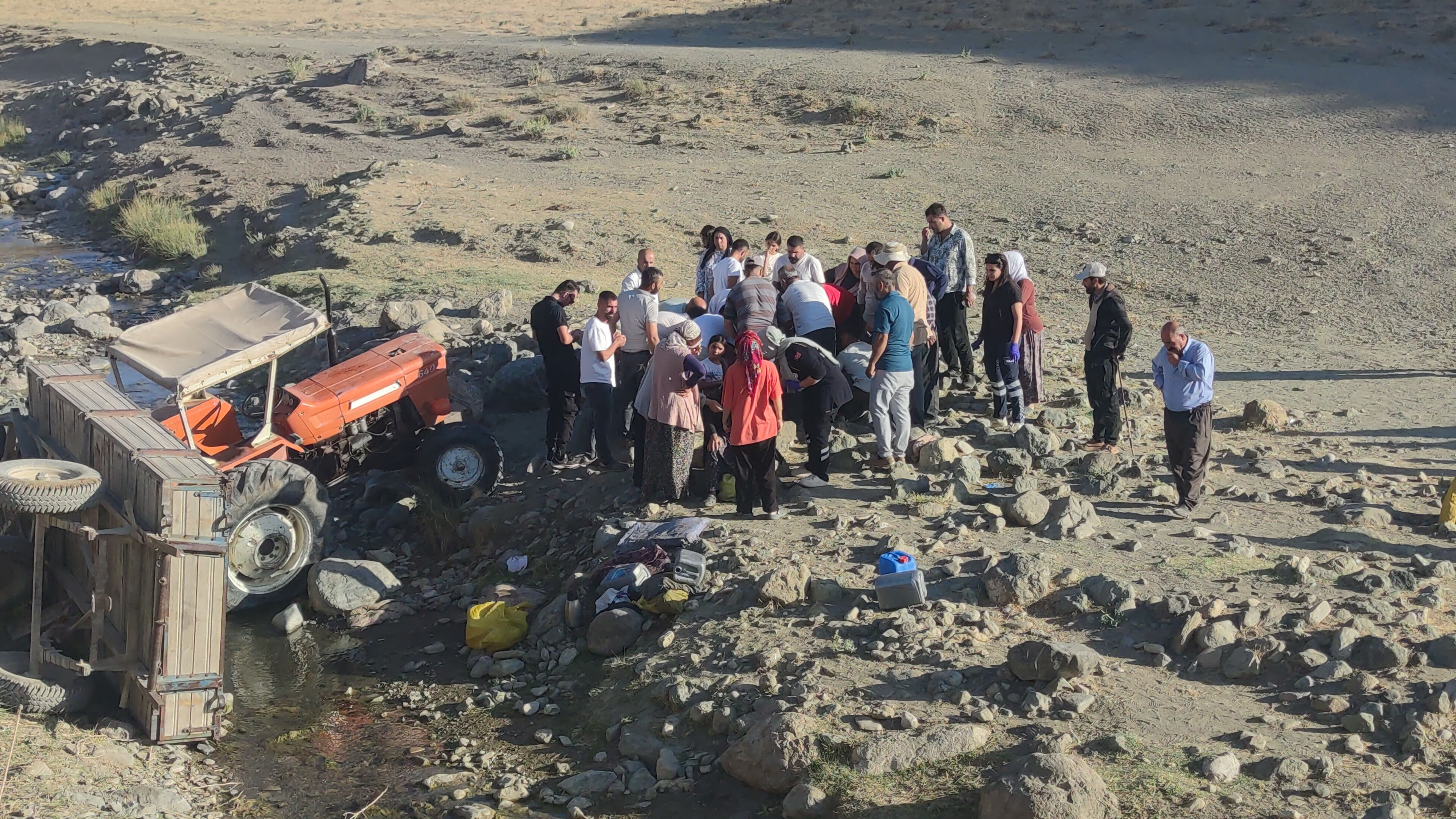 Yaylaya çıkan traktör devrildi! Kadın ve çocuk çok sayıda yaralı var - 1. Resim