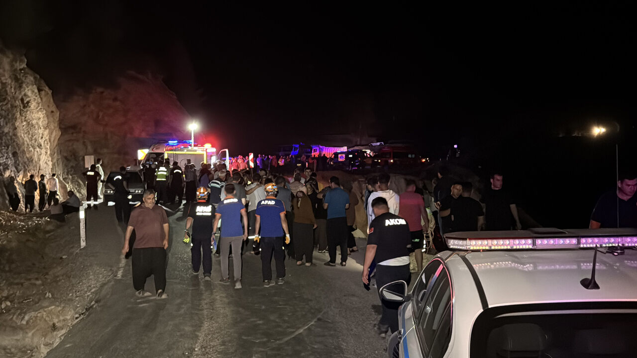 Adana'da katliam gibi kaza: Araba 70 metrelik uçuruma yuvarlandı, 1 aile yok oldu! - 2. Resim
