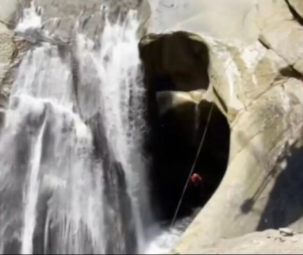 Akıllara durgunluk veren olay! Günlerce şelalede mahsur kaldı - 1. Resim