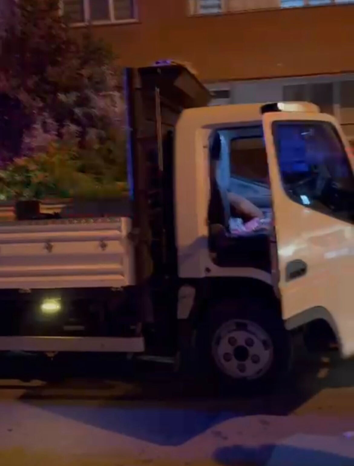 Babasından habersiz kamyoneti kaçırdı, başına gelmeyen kalmadı! 16 yaşındaki çocuk polis aracına çarptı - 1. Resim