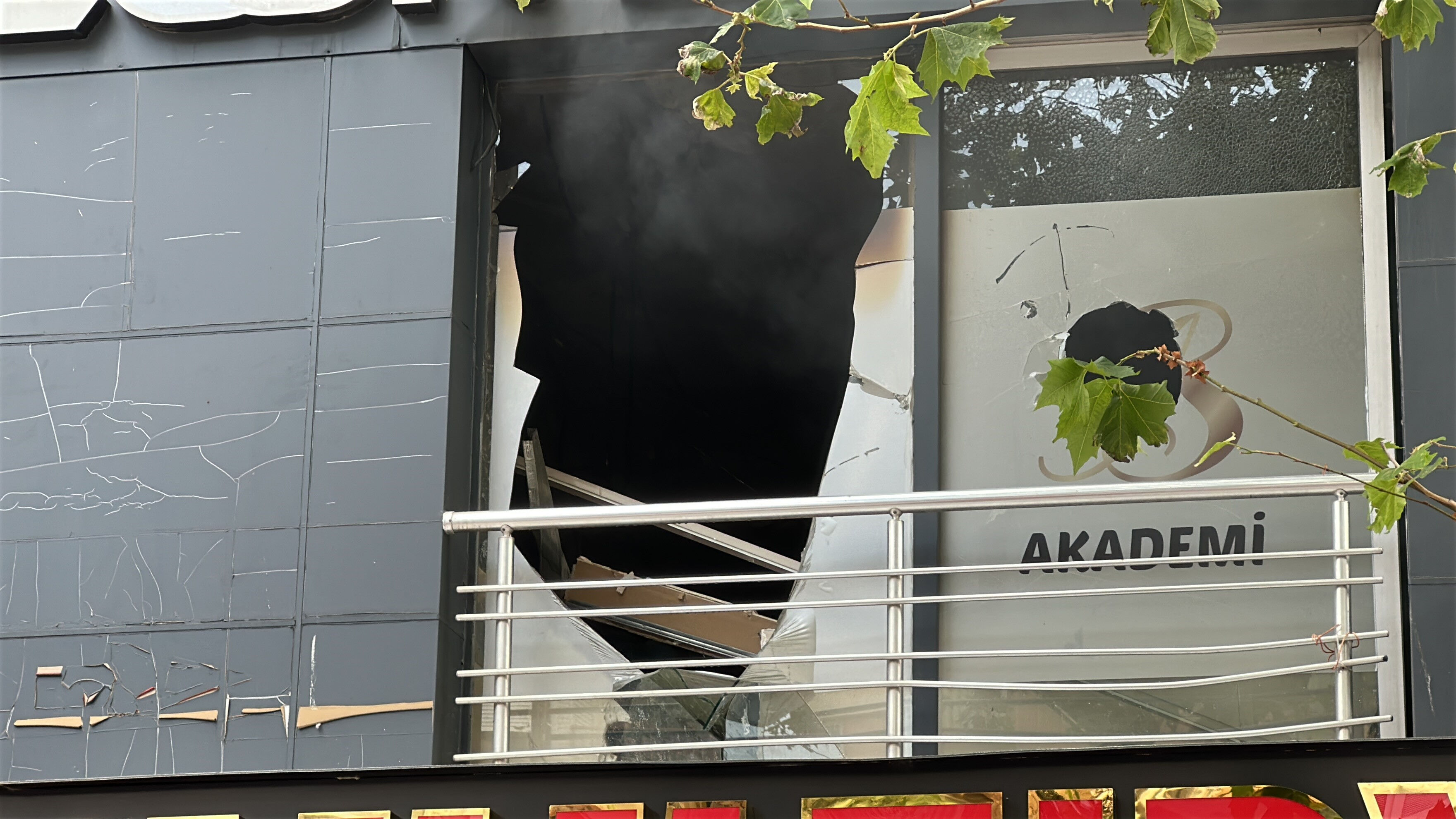 Bağdat Caddesi'nde patlama! Güzellik merkezi savaş alanına döndü - 2. Resim