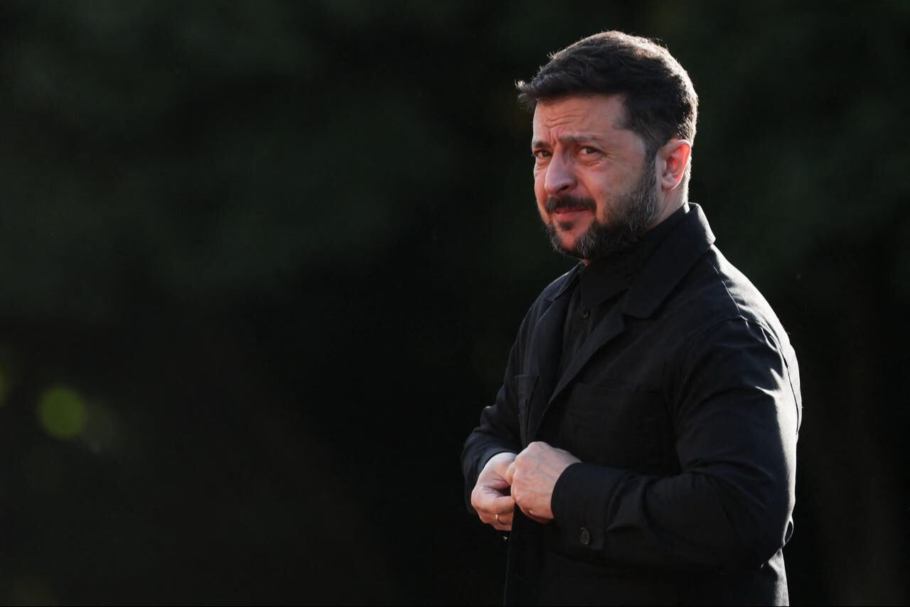 Beyaz Saray rahatsız! Zelenskiy’ye “Ne giyeceksin?” diye sordular Zelensky, Haziran ayında Hollanda'daki NATO zirvesinde giydiği aynı siyah ceketi bugün Beyaz Saray'da giyecek.
