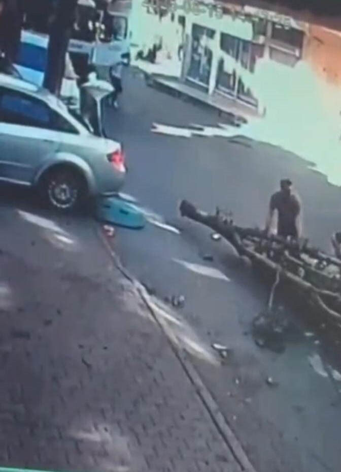 Genç oyuncu İbrahim Yıldız kopan dalın altında kaldı! Olay yerinden görüntüler ortaya çıktı - 3. Resim