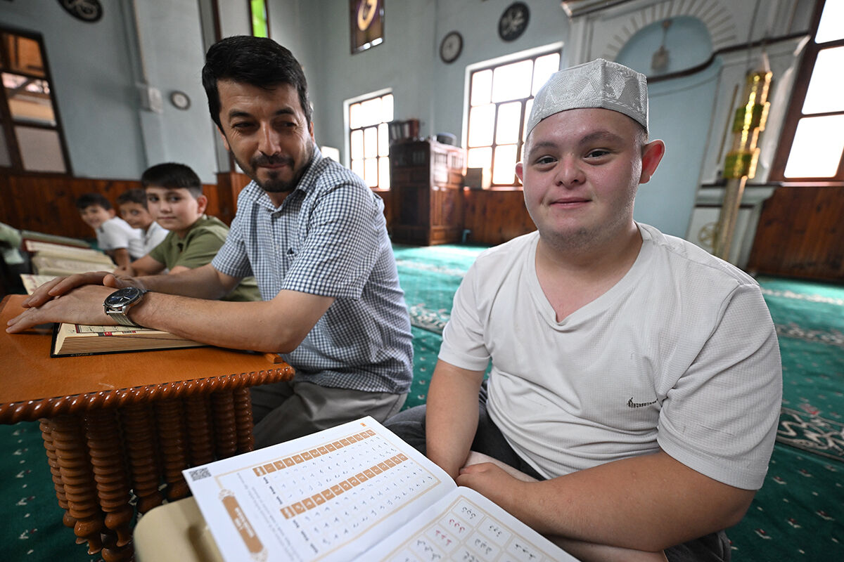 Down sendromlu genç cami aşığı oldu, iki yıldır çocuklara rahle arkadaşlığı yapıyor - 1. Resim