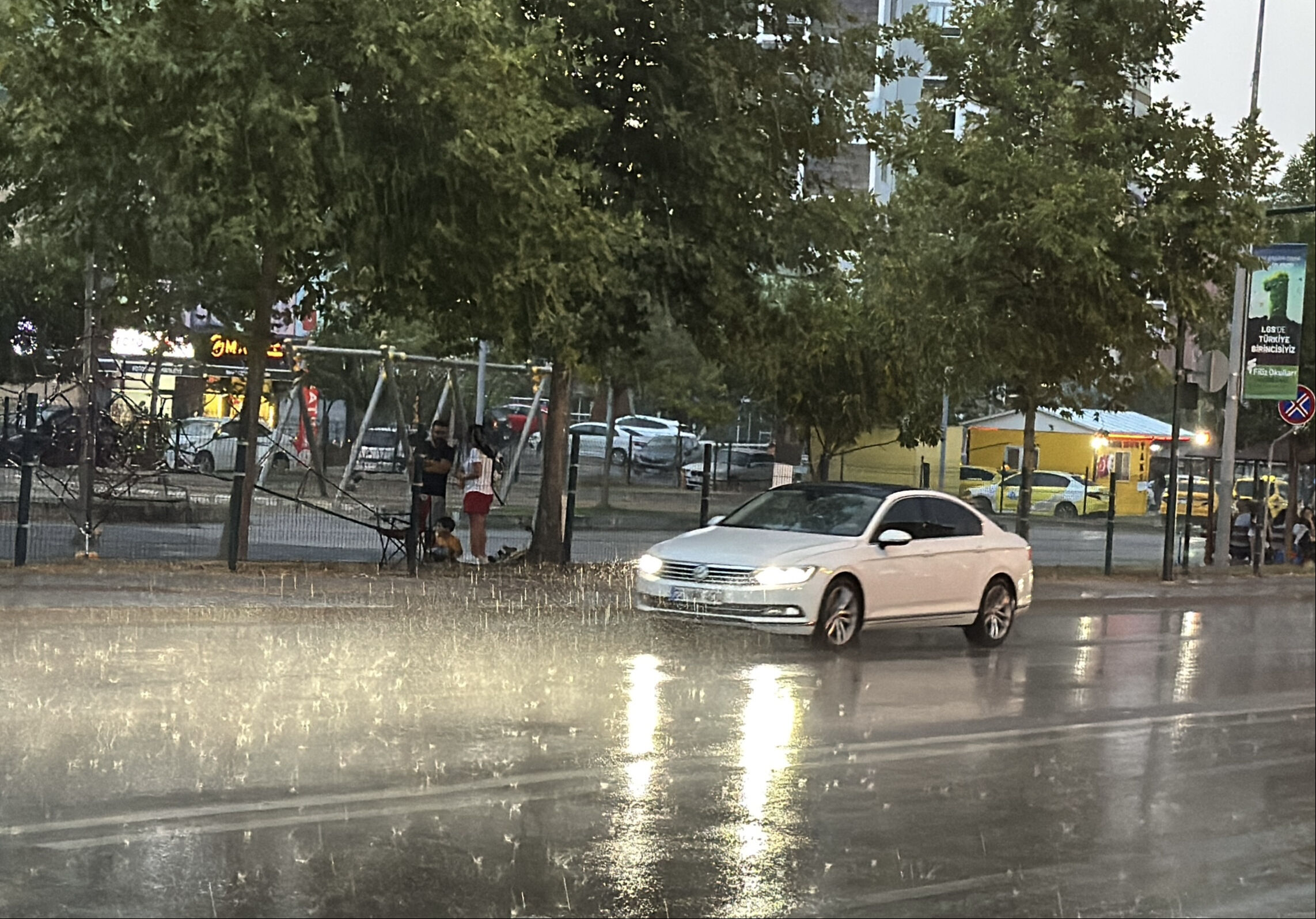 Edirne'yi sağanak vurdu! Trafikte zor anlar yaşandı - 1. Resim
