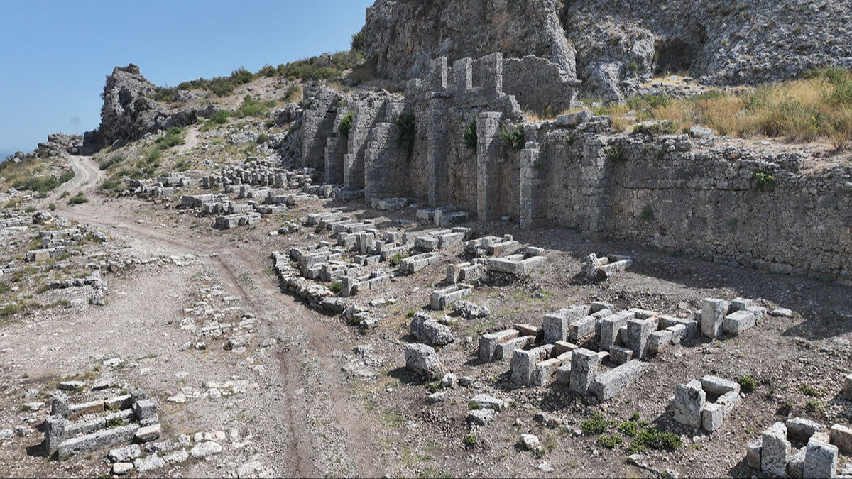 Eşi olmayan keşifler arkeologları heyecanlandırdı! Sillyon Antik Şehri'nden Müslüman kabirleri çıktı - 1. Resim