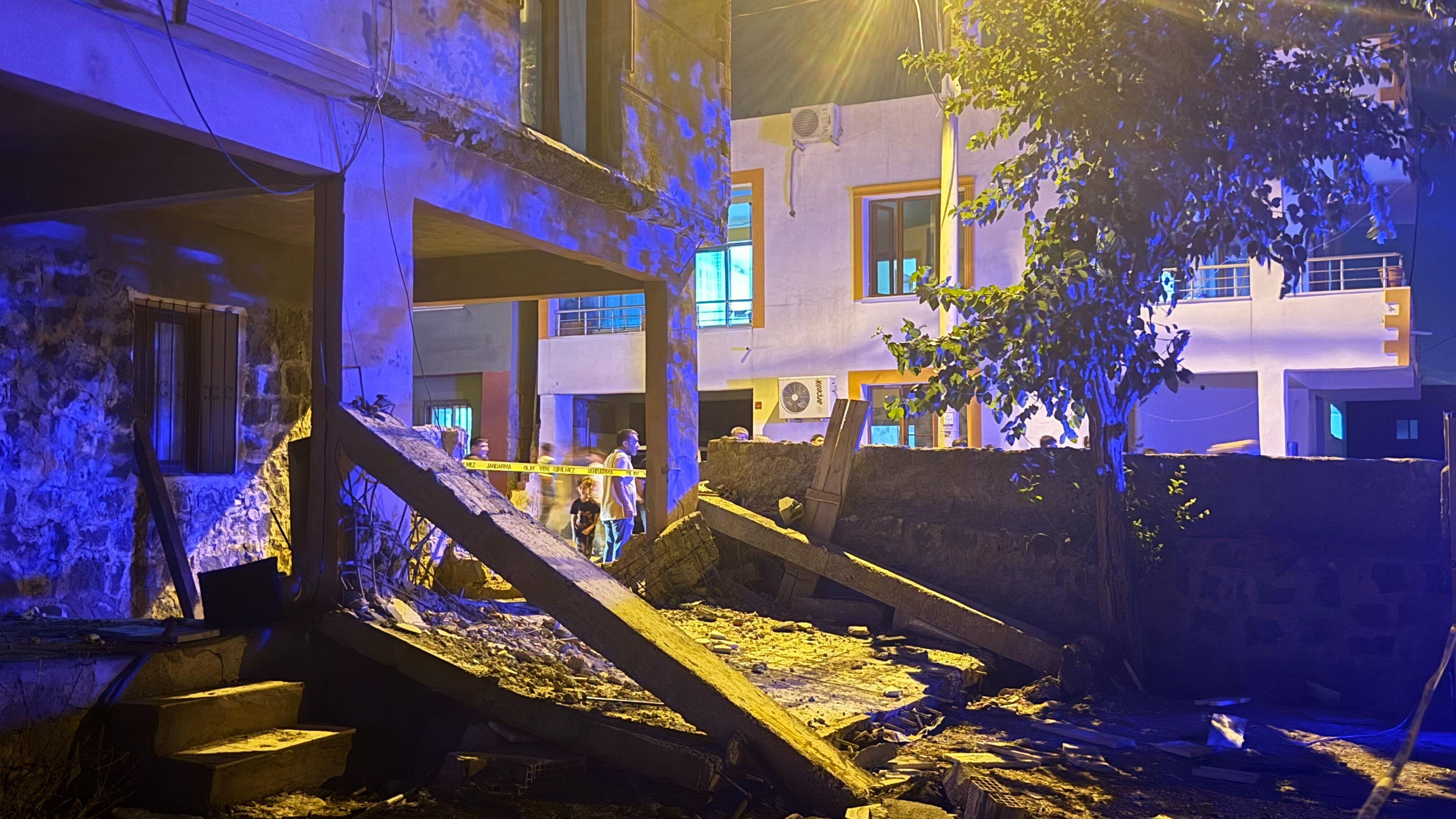 Evin balkonu çöktü, ikinci kattan aşağı düştüler! 2'si çocuk 5 kişi betonun altında kaldı - 2. Resim