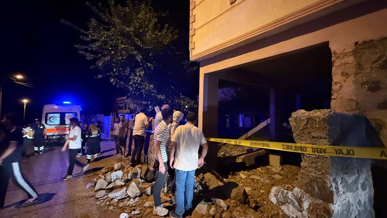Evin balkonu çöktü, ikinci kattan aşağı düştüler! 2'si çocuk 5 kişi betonun altında kaldı Evin balkonu çöktü, ikinci kattan aşağı düştüler! 2'si çocuk 5 kişi betonun altında kaldı