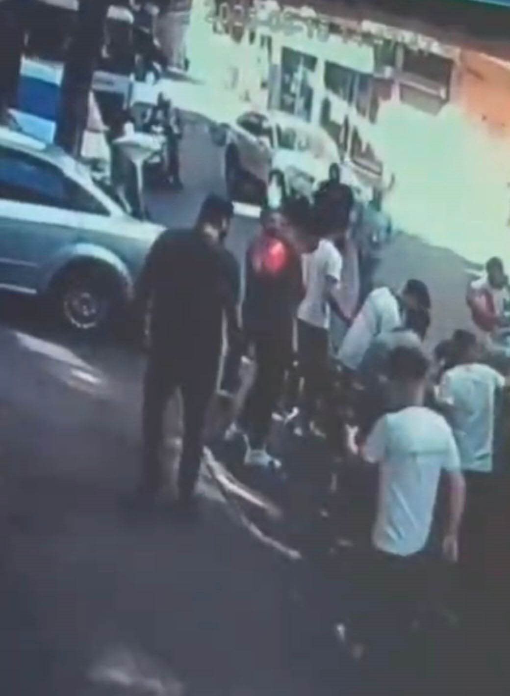 Genç oyuncu İbrahim Yıldız kopan dalın altında kaldı! Olay yerinden görüntüler ortaya çıktı - 2. Resim