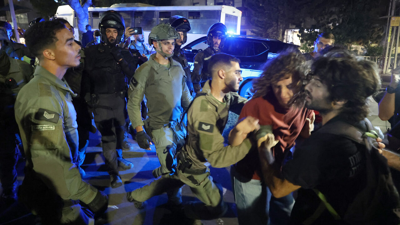 İsrail'de 1 milyon kişi sokakta! Netanyahu'nun parti binası önünde polis ve göstericiler arasında çatışma çıktı - 2. Resim