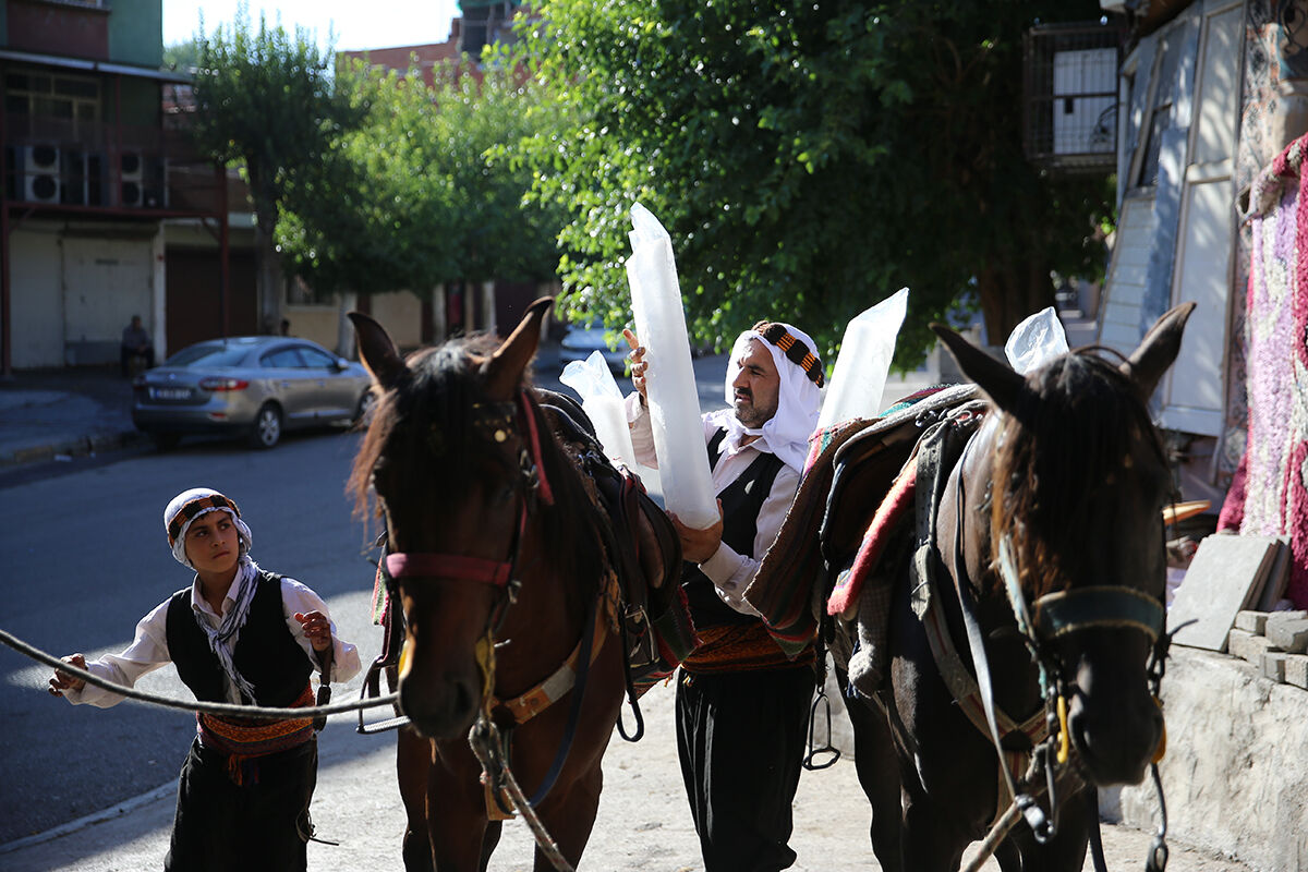 Kahraman gibi imdada yetişiyor, yaz gelince o akla geliyor! 'Buzcu Baba' çeyrek asırdır insanları serinletiyor - 2. Resim