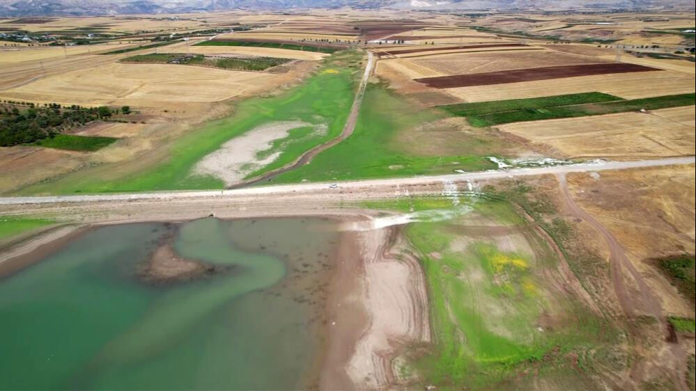 Kuraklık bunu da gördürdü! Eski kara yolu ortaya çıktı - 1. Resim