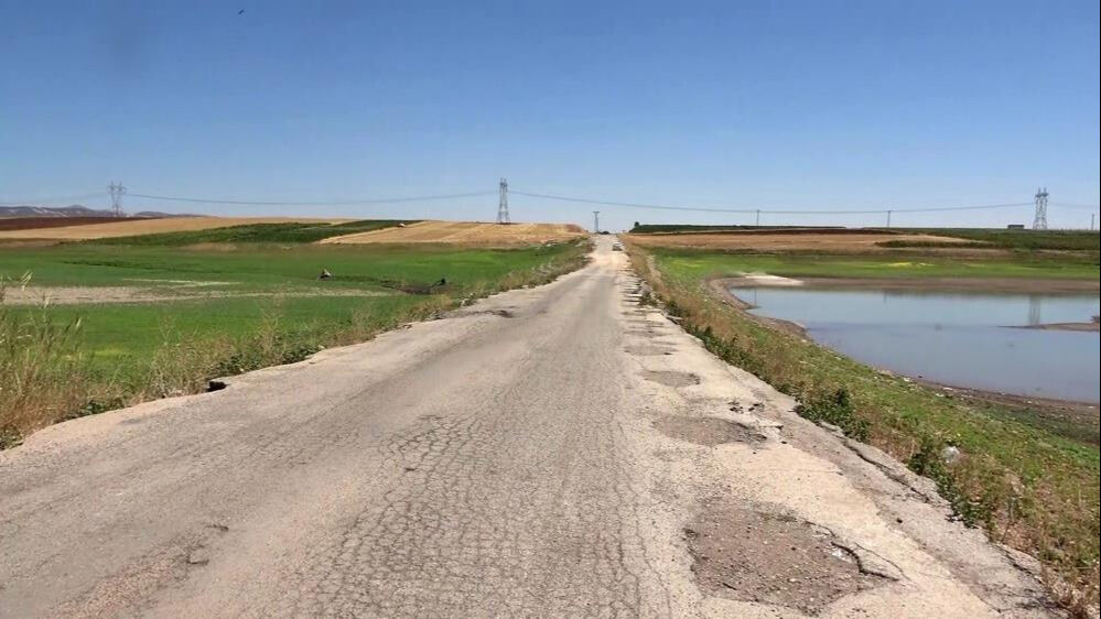 Kuraklık bunu da gördürdü! Eski kara yolu ortaya çıktı - 3. Resim