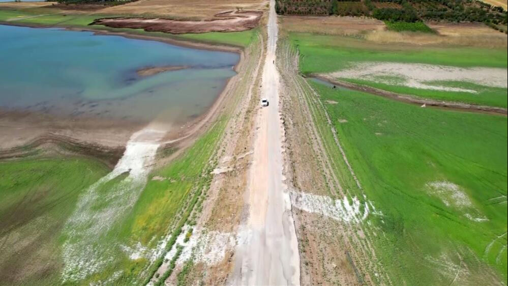 Kuraklık bunu da gördürdü! Eski kara yolu ortaya çıktı - 2. Resim