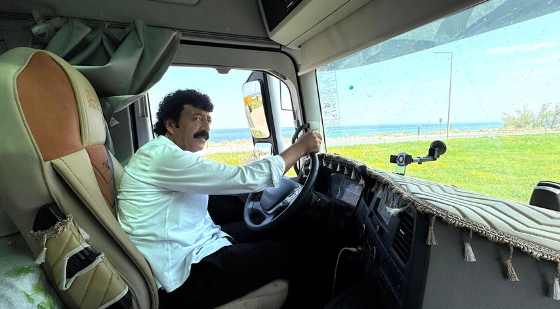 Müslüm Gürses'e benzeyen TIR şoförü kimdir? "Van'ın Müslüm Baba'sı" gündem oldu - 1. Resim