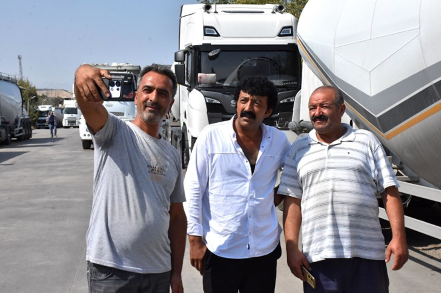 Müslüm Gürses'e benzeyen TIR şoförü kimdir? "Van'ın Müslüm Baba'sı" gündem oldu - 2. Resim