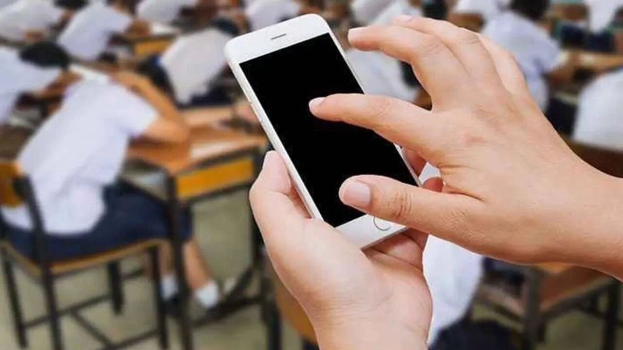 Okulda cep telefonu tamamen yasaklanıyor! Avrupa ülkesinden net karar - 1. Resim