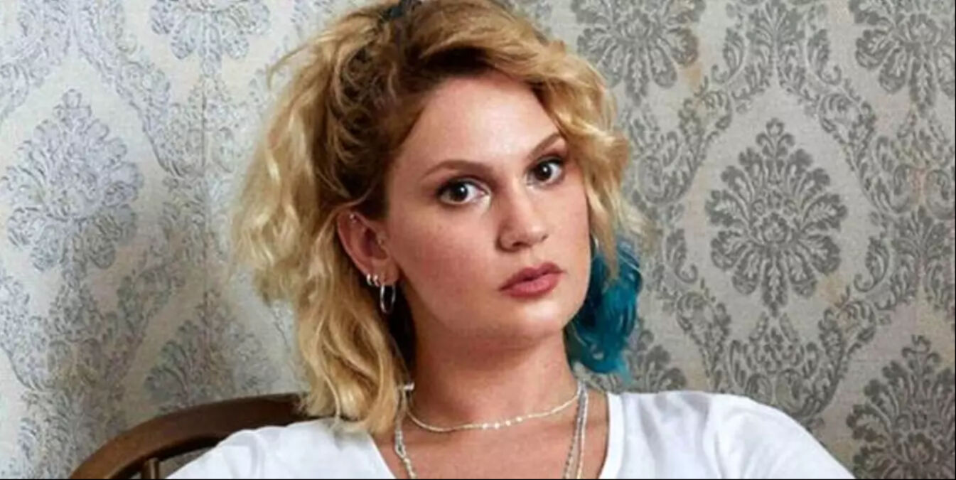 Oyuncu Farah Zeynep Abdullah'ın acı günü! Aldığı haberle yıkıldı - 1. Resim