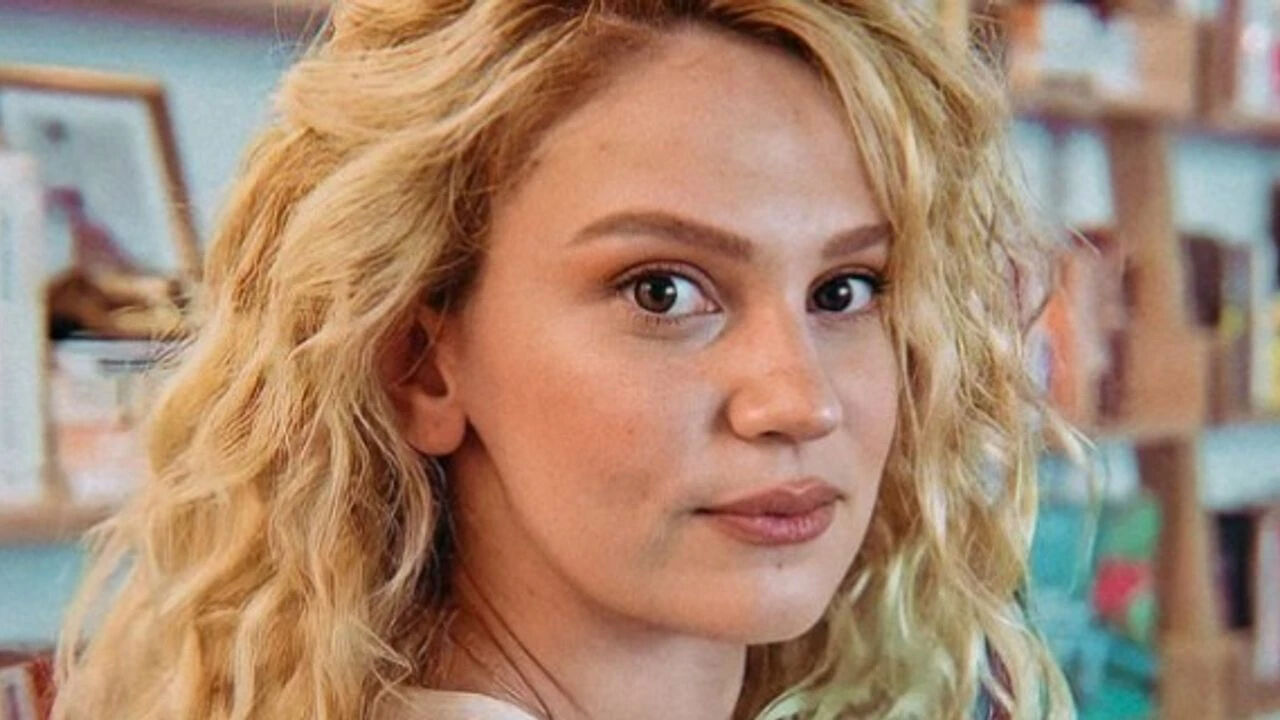 Oyuncu Farah Zeynep Abdullah'ın acı günü! Aldığı haberle yıkıldı - 2. Resim