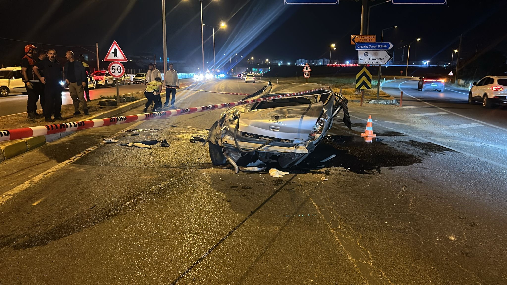 Sivas'ta devrilen otomobil kağıt gibi dümdüz oldu: 1 kişi can verdi - 1. Resim