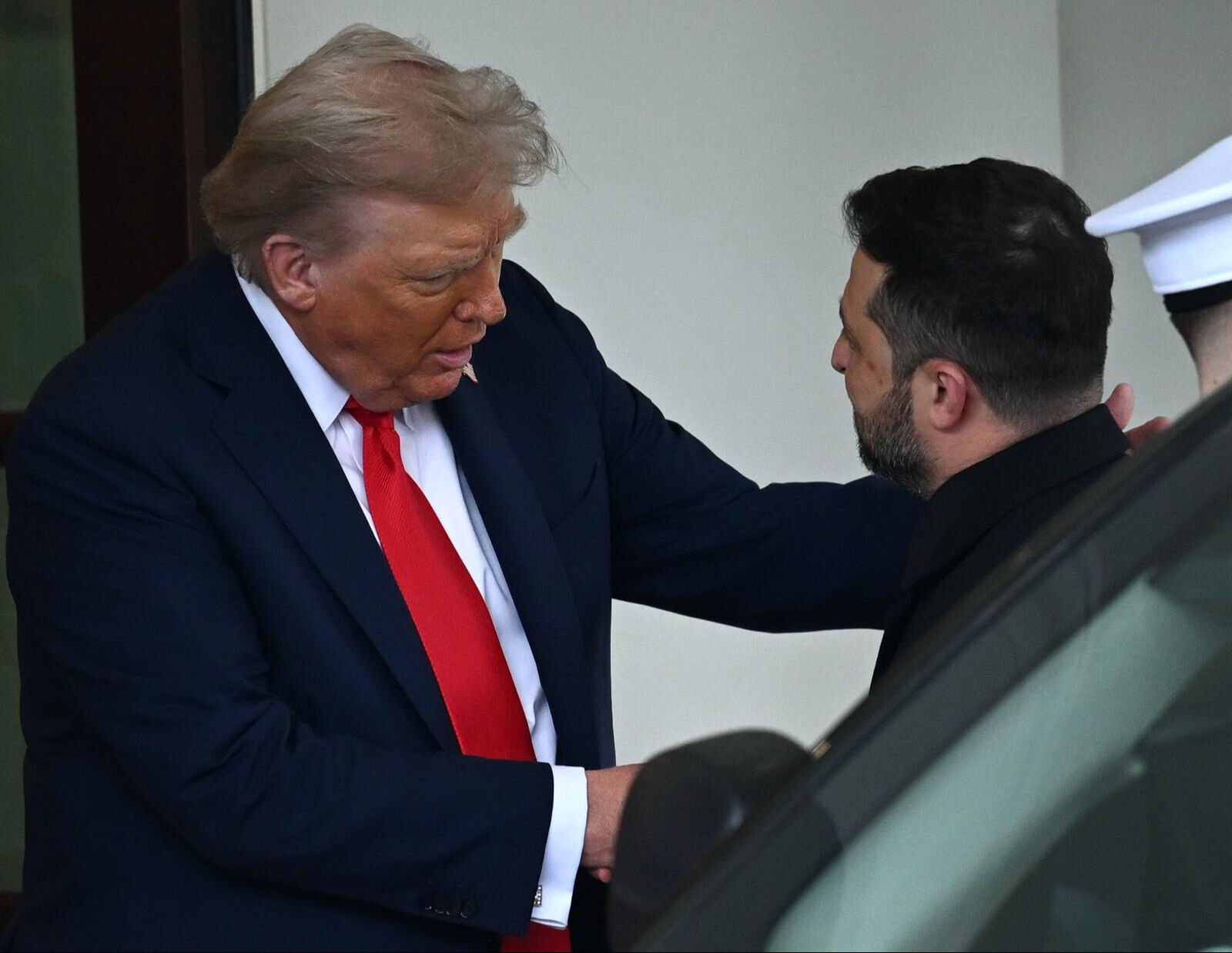 Trump kapıda karşıladı, Zelenskiy'in kıyafetini övdü! İki lider arasında esprili atışma - 15. Resim
