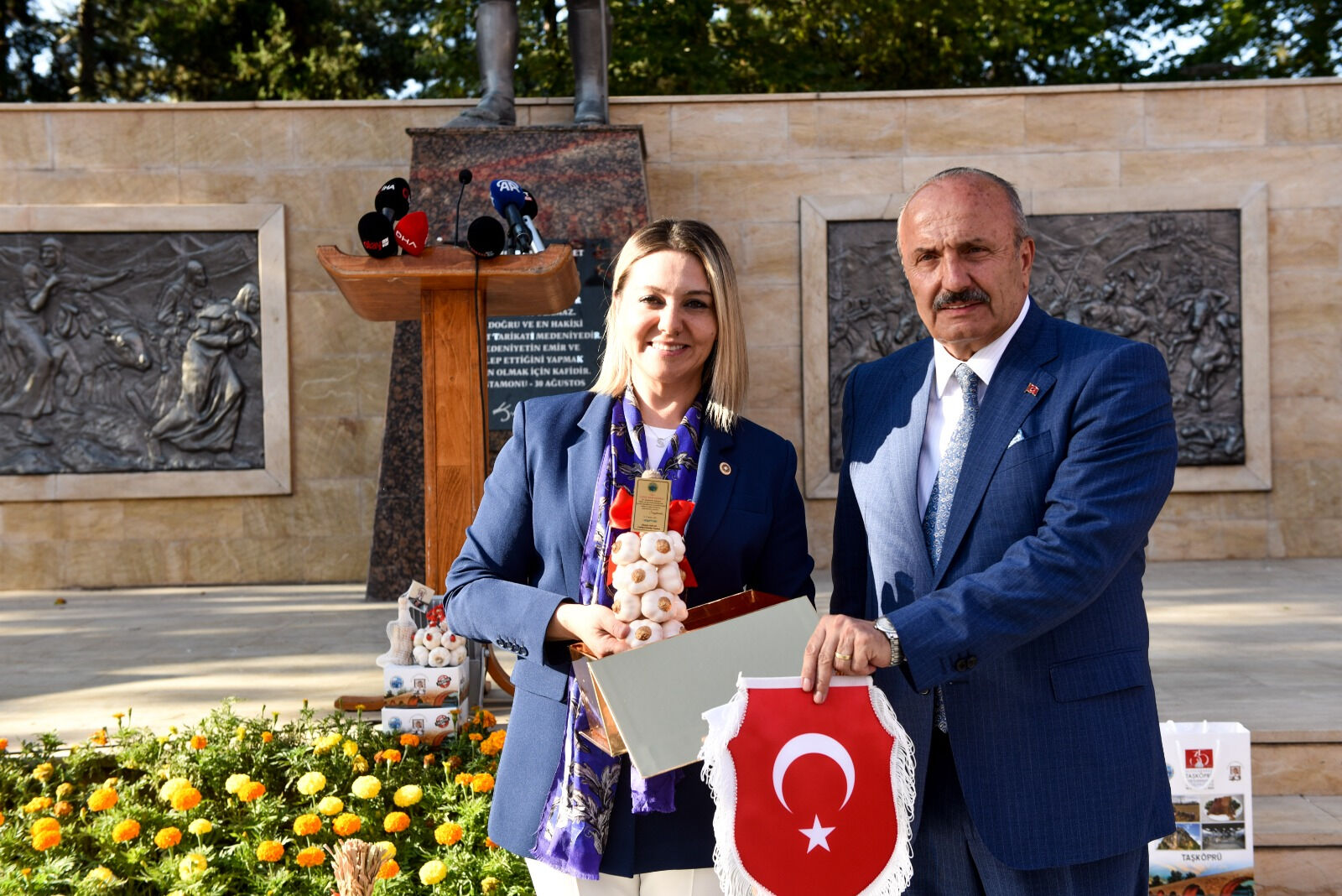 Uluslararası Taşk&ouml;pr&uuml; K&uuml;lt&uuml;r ve Sarımsak Festivali&rsquo;nde 6 &uuml;lke kıyasıya yarıştı - 2. Resim