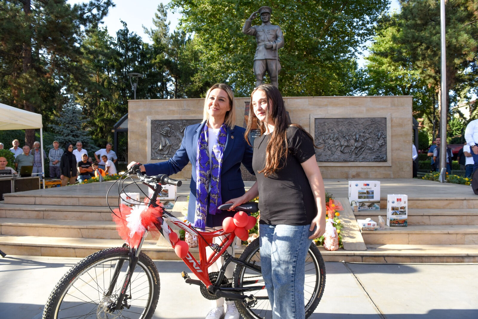 Uluslararası Taşk&ouml;pr&uuml; K&uuml;lt&uuml;r ve Sarımsak Festivali&rsquo;nde 6 &uuml;lke kıyasıya yarıştı - 1. Resim