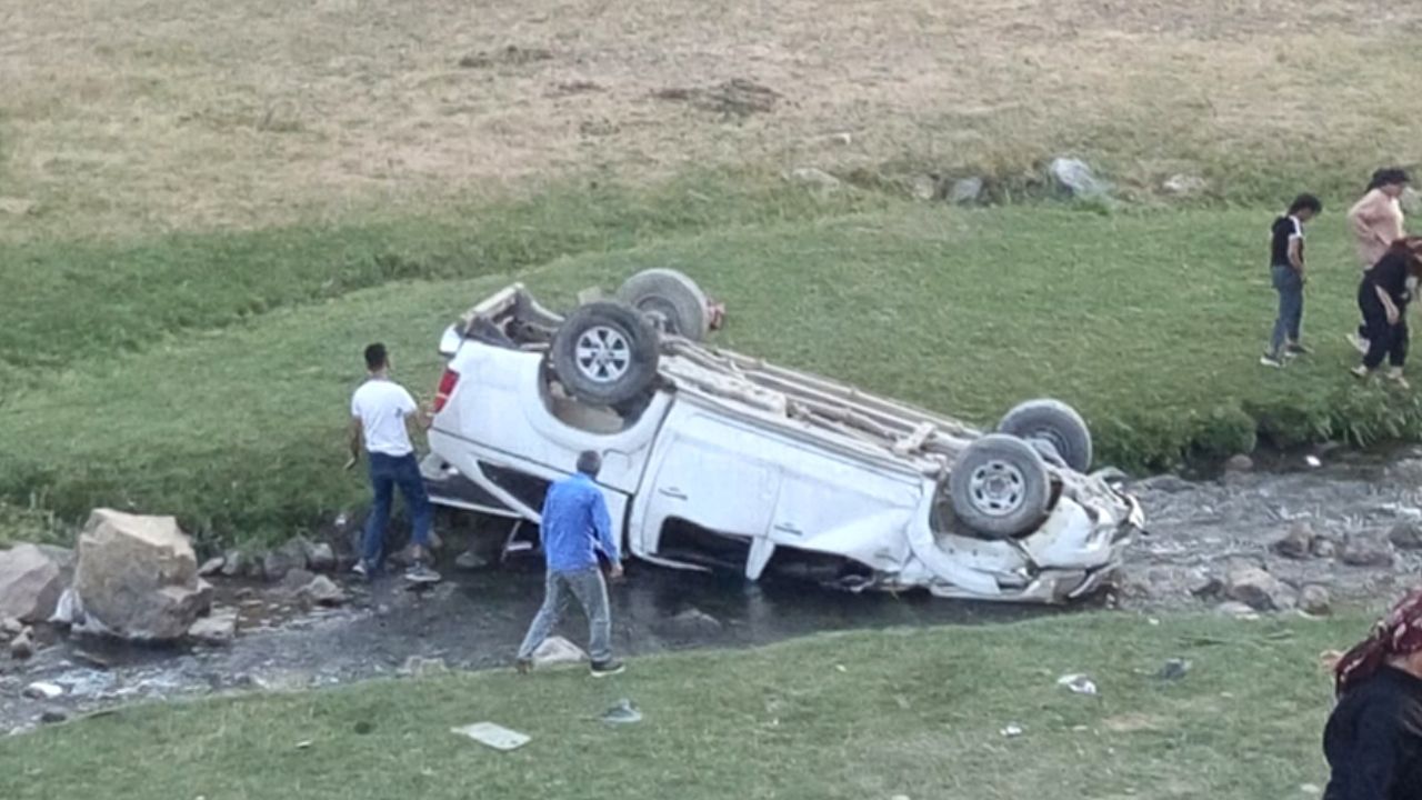 Van'da şarampole yuvarlanan araçta can pazarı! Van'da şarampole yuvarlanan araçta can pazarı!