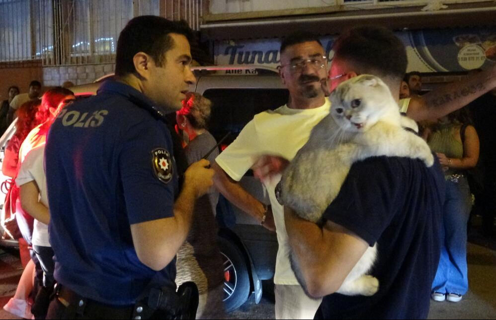 Yangın yürekleri ağza getirdi! Genç kızı annesi zor sakinleştirdi - 1. Resim
