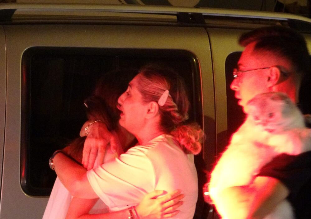 Yangın yürekleri ağza getirdi! Genç kızı annesi zor sakinleştirdi - 2. Resim