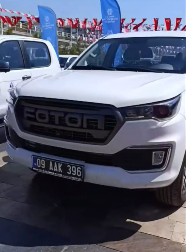 AK Parti'ye geçen Çerçioğlu'ndan 860 milyonluk imza! Araçları sergiledi... Plakalar ise dikkat çekti - 1. Resim