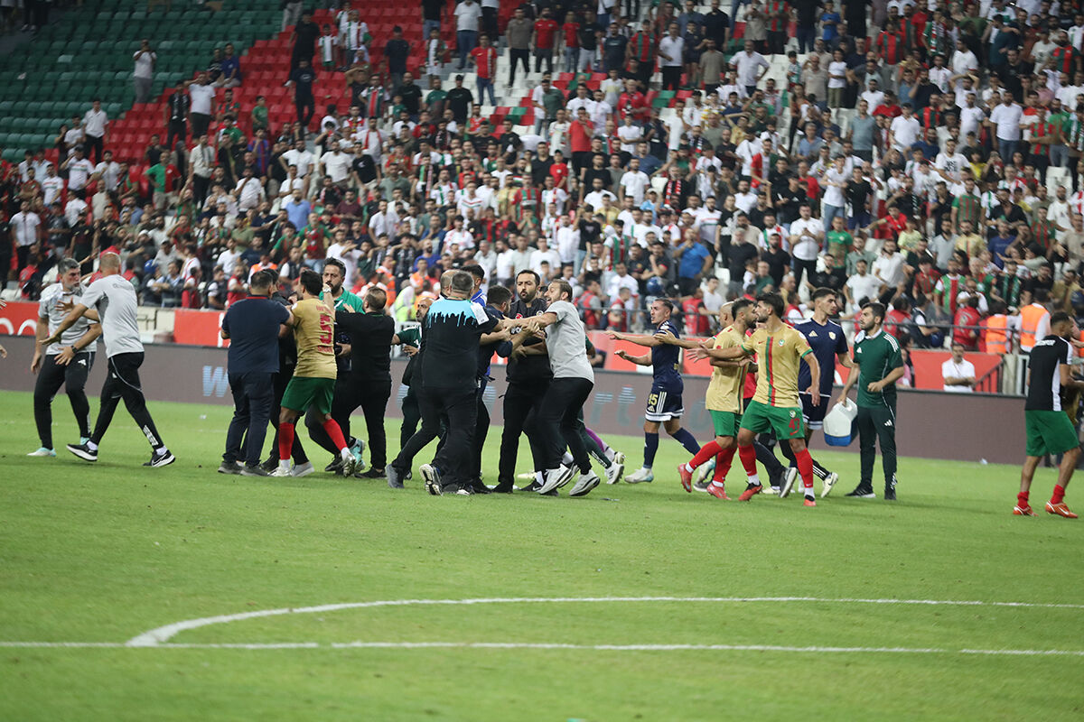 Amedspor - Erzurusmpor maçı sonrası ortalık fena karıştı! Sahada kavga, tribünde olay çıktı - 1. Resim