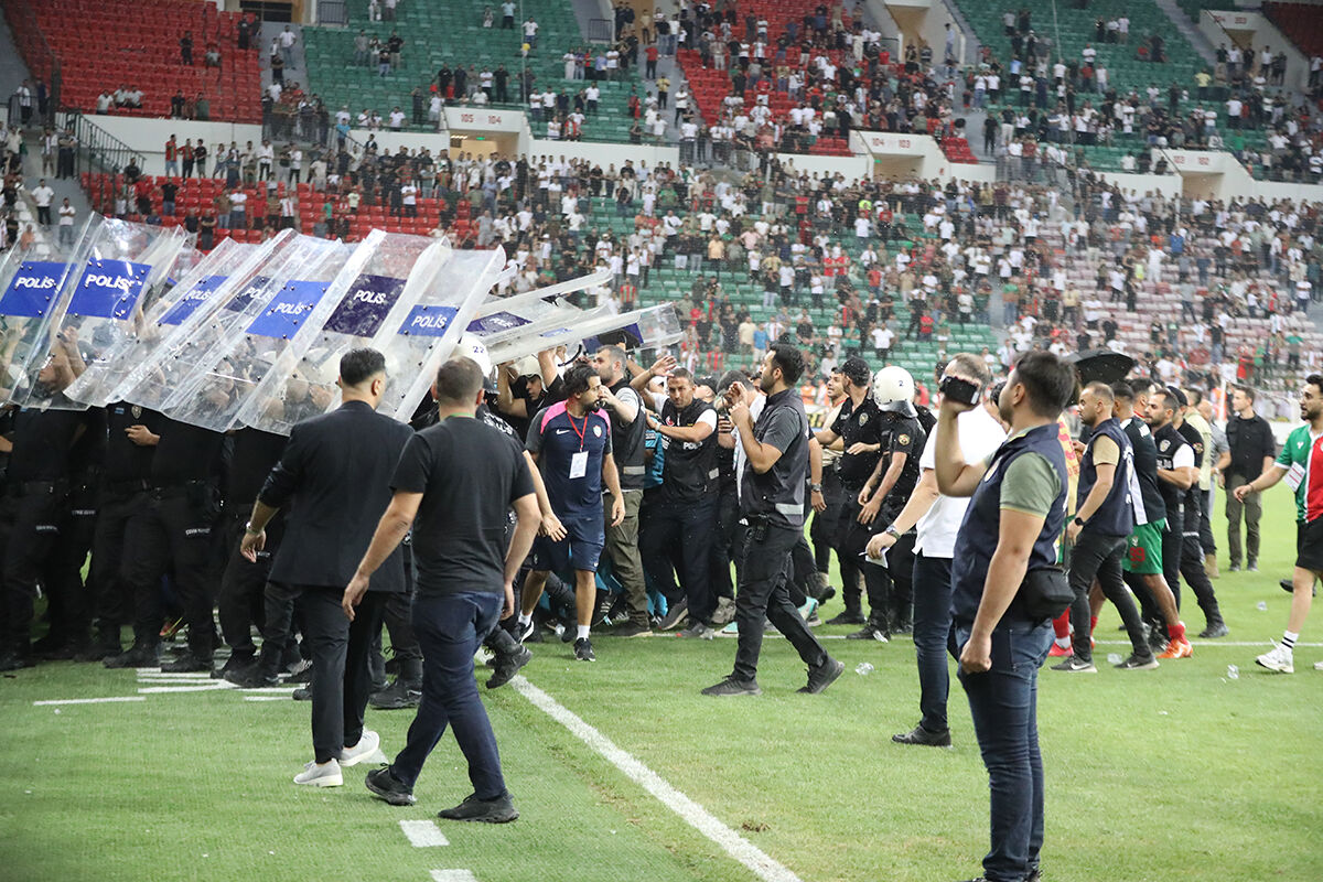 Amedspor - Erzurusmpor maçı sonrası ortalık fena karıştı! Sahada kavga, tribünde olay çıktı - 4. Resim