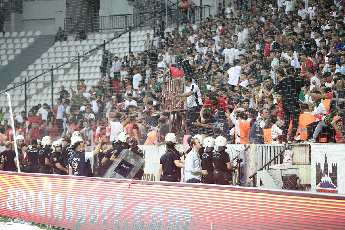 Amedspor - Erzurusmpor maçı sonrası ortalık fena karıştı! Sahada kavga, tribünde olay çıktı - 3. Resim