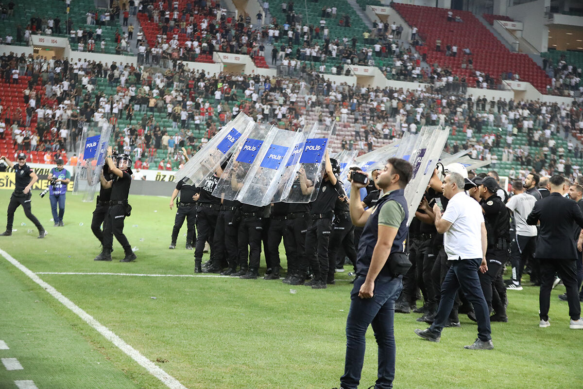 Amedspor - Erzurusmpor maçı sonrası ortalık fena karıştı! Sahada kavga, tribünde olay çıktı - 2. Resim