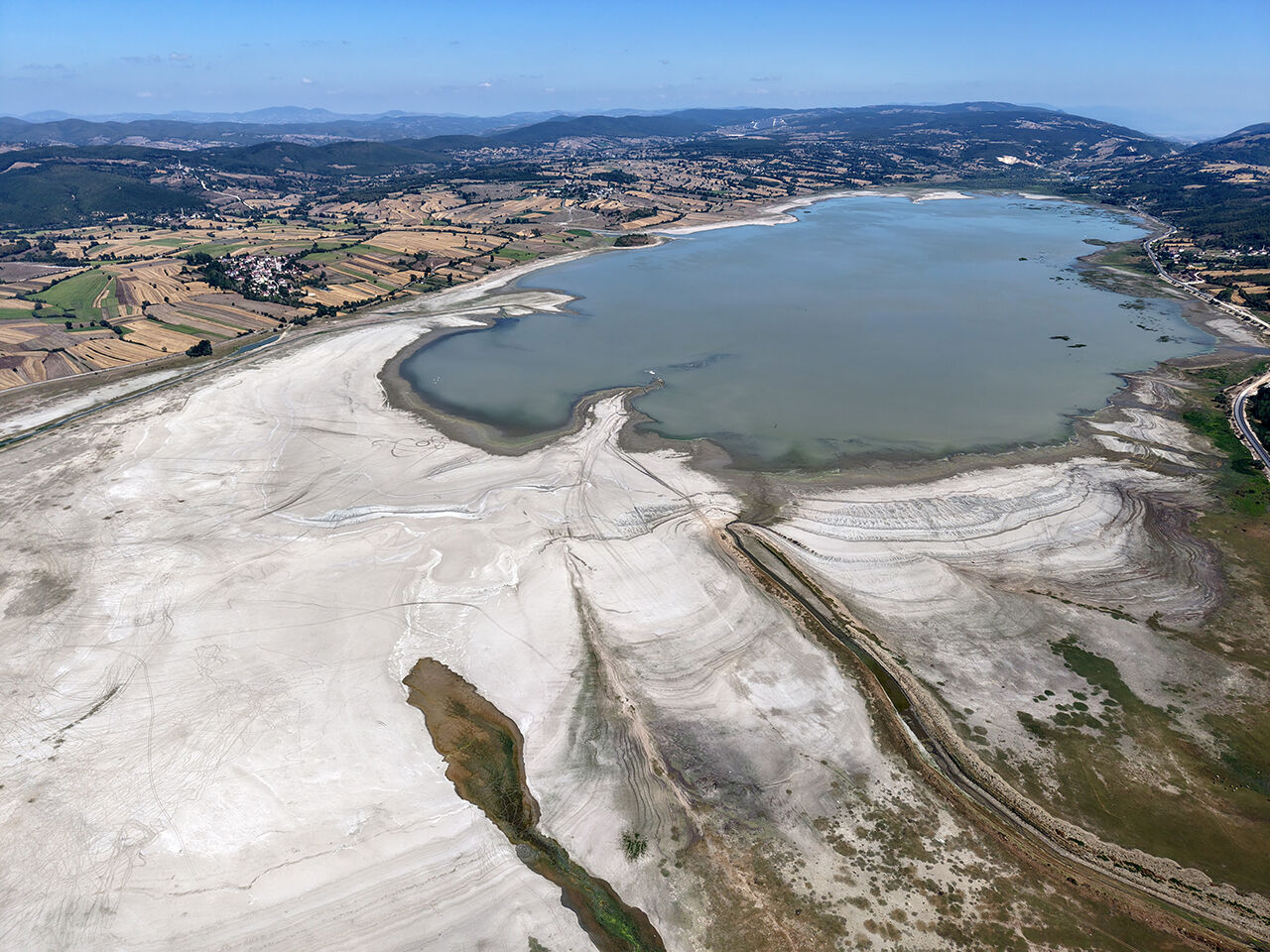 Artık balıklar değil, inekler besleniyor! Ünlü Ladik Göl'ünde acı manzara: Kuraklık yüzünden can çekişiyor - 6. Resim