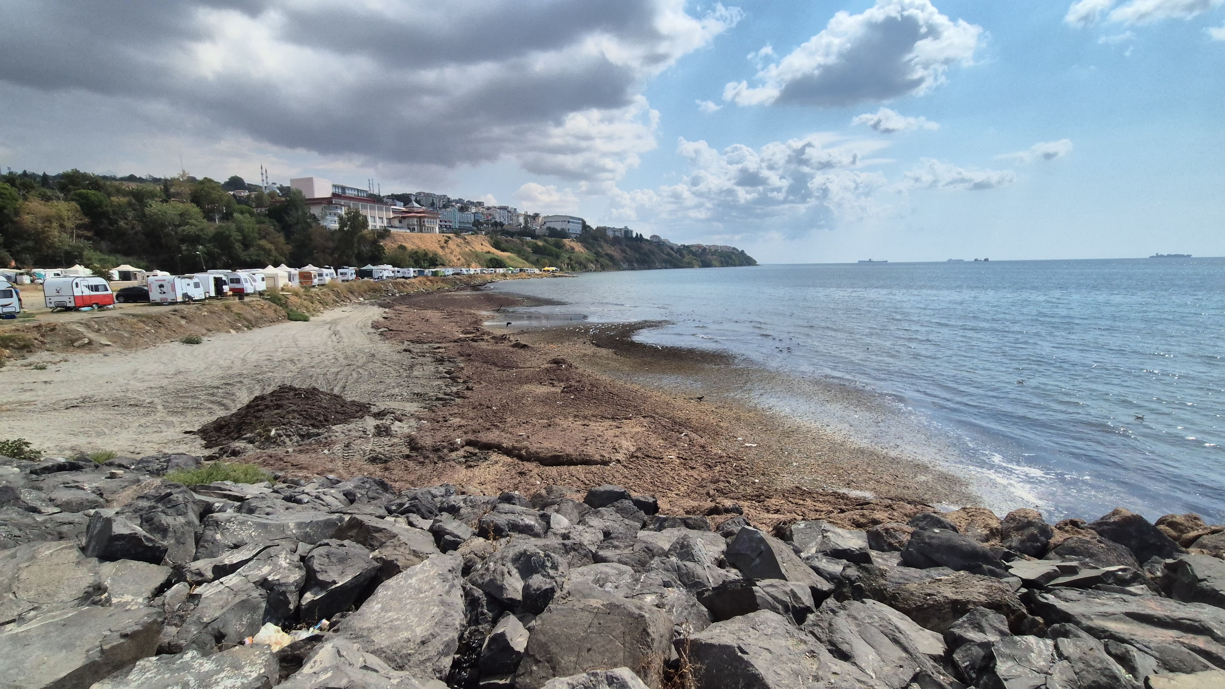 Deniz, toprak oldu! O kentimizde endişelendiren olay: Kötü koku ilçeyi sardı - 2. Resim