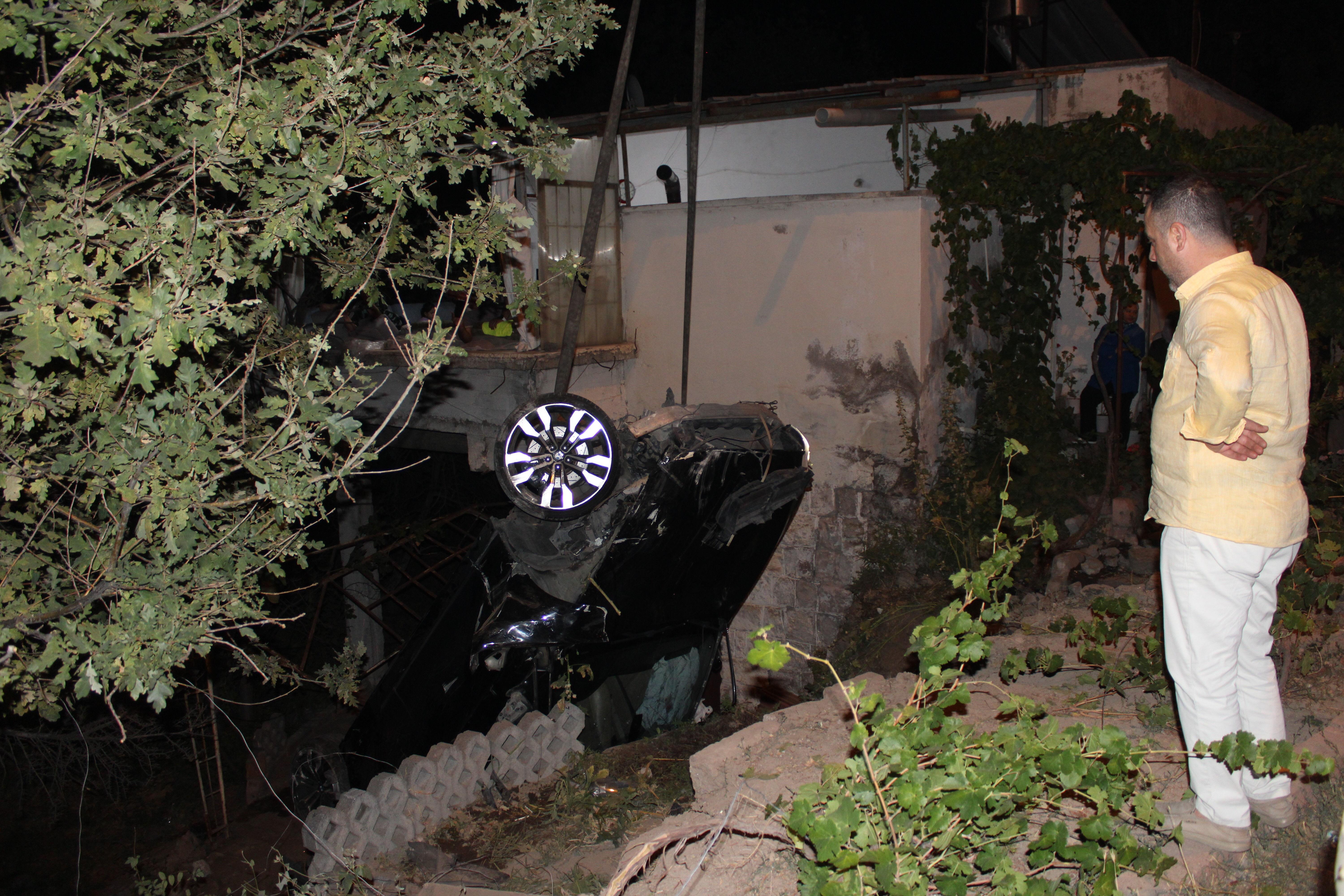 Ehliyetsiz sürücü deprem gibi dehşet saçtı! Evin bahçesine uçtu, yaralılar var - 1. Resim