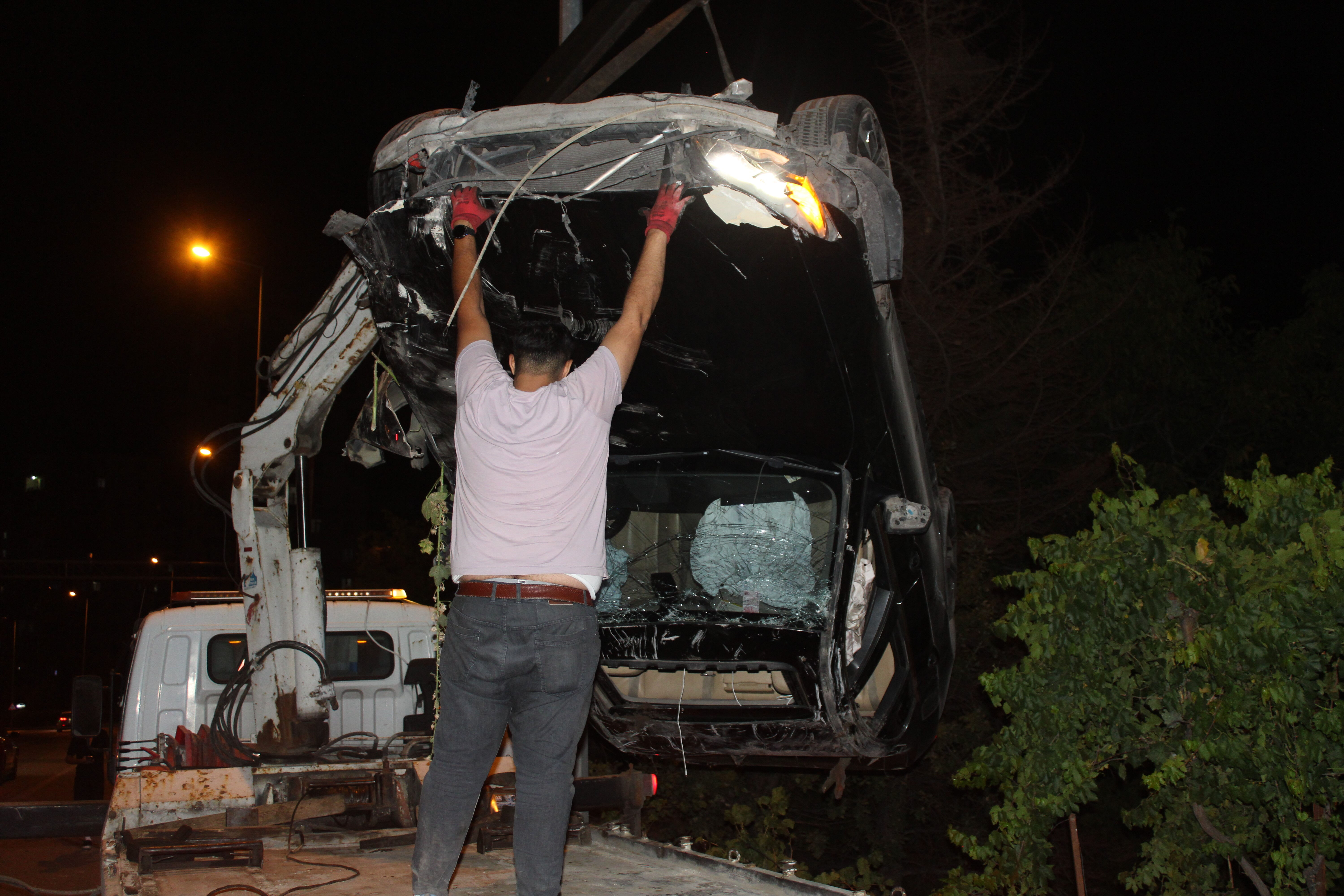 Ehliyetsiz sürücü deprem gibi dehşet saçtı! Evin bahçesine uçtu, yaralılar var - 2. Resim