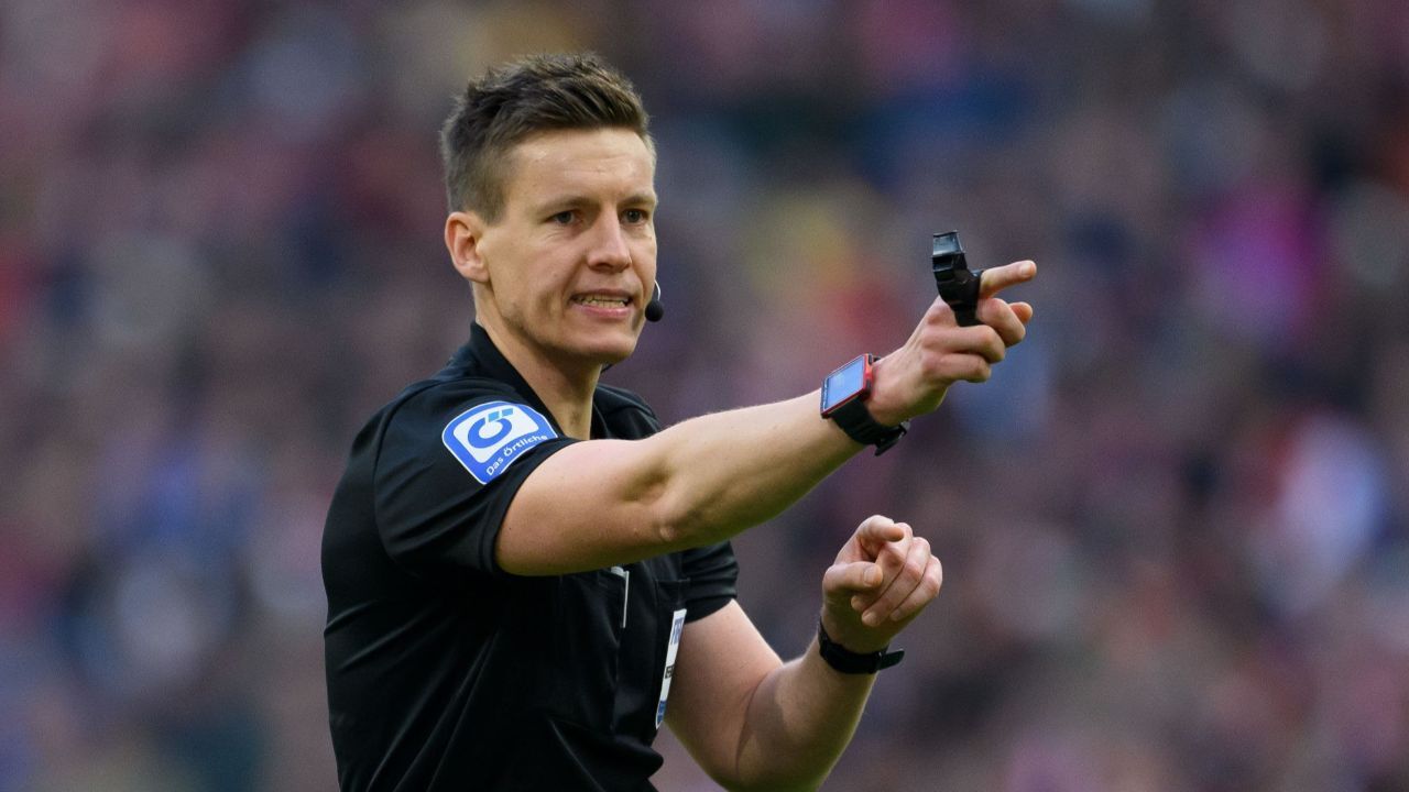 Fenerbahçe Benfica maçı hakemi Daniel Siebert nereli, hangi maçları yönetti? VAR koltuğunda Christian Dingert oturacak! Fenerbahçe Benfica maçı hakemi Daniel Siebert nereli, hangi maçları yönetti? VAR koltuğunda Christian Dingert oturacak!