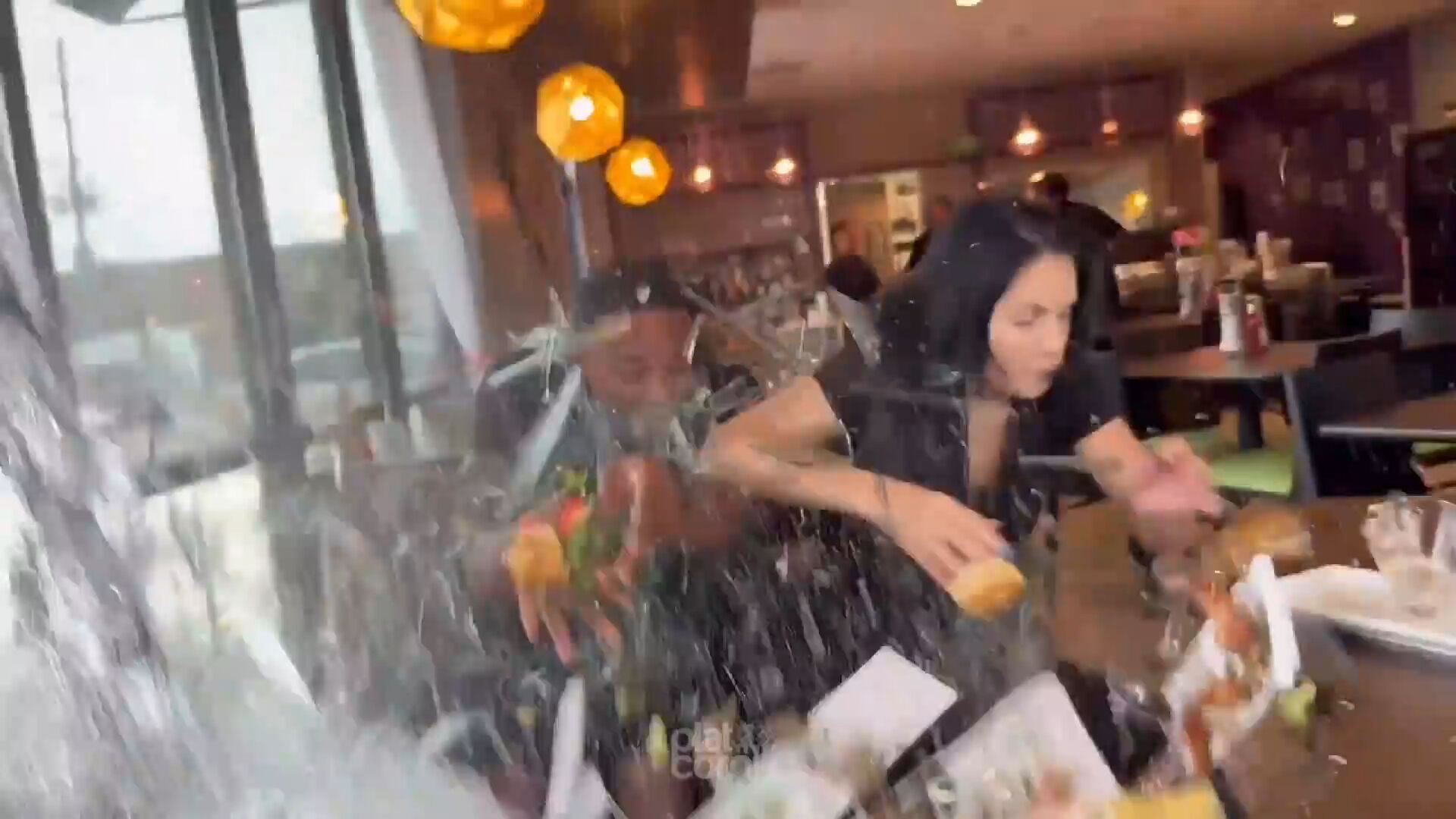 Film sahnelerini aratmayan görüntüler! Tadım videosu çeken fenomenlere araba çarptı - 1. Resim