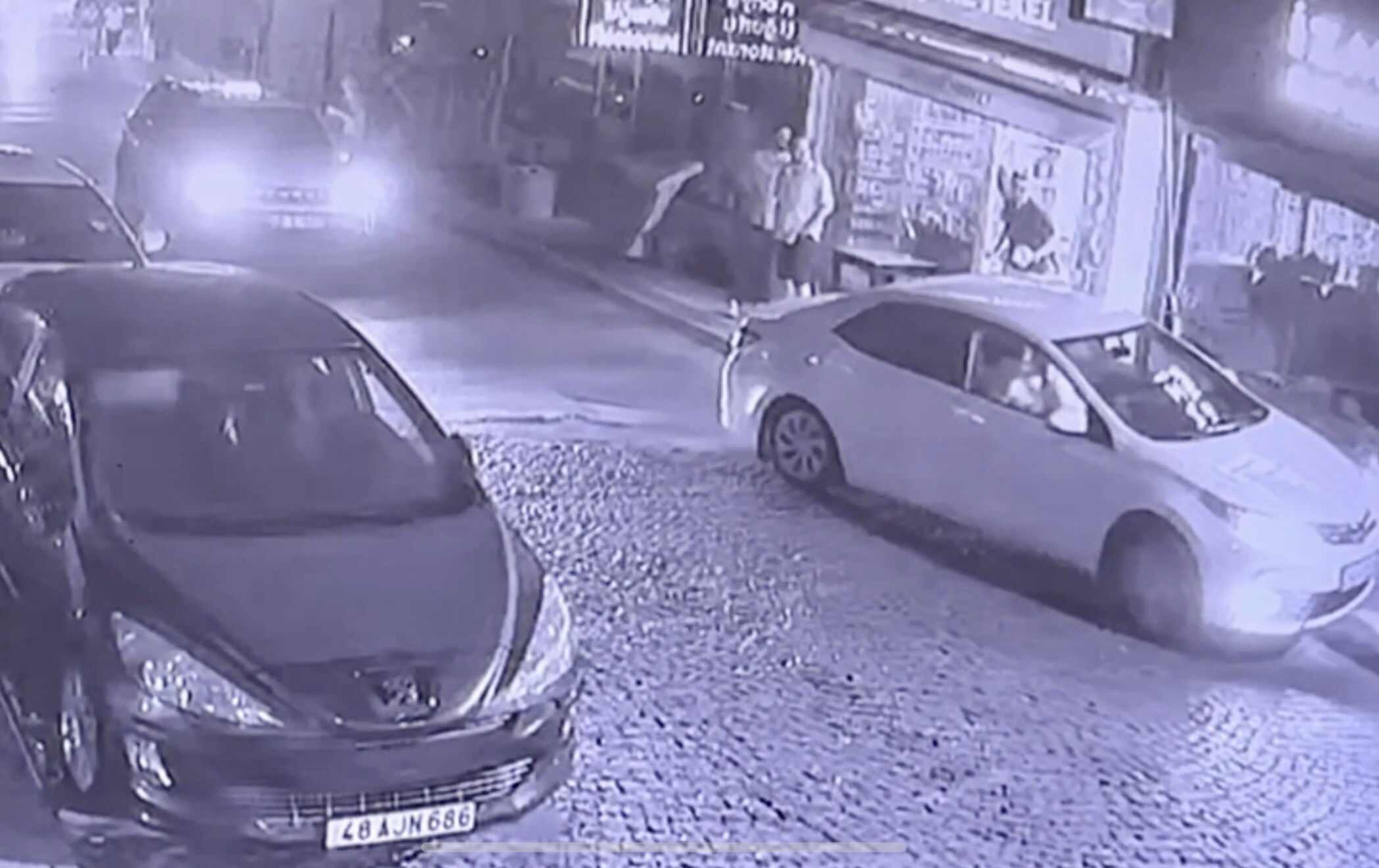 İnsanlar kaçacak yer aradı! Bodrum’da sürücü caddeyi birbirine kattı, o anlar kameraya yansıdı - 1. Resim