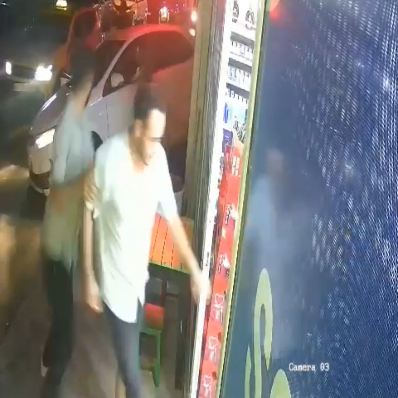 İnsanlar kaçacak yer aradı! Bodrum’da sürücü caddeyi birbirine kattı, o anlar kameraya yansıdı - 3. Resim