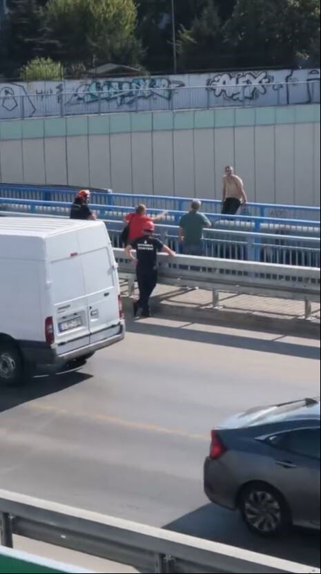 İntihar etmek için üst geçide çıktı! Trafiği felç etti, E-5 kilitlendi - 2. Resim