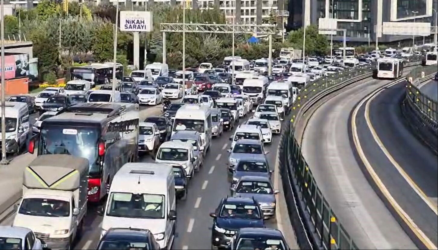 İntihar etmek için üst geçide çıktı! Trafiği felç etti, E-5 kilitlendi - 1. Resim