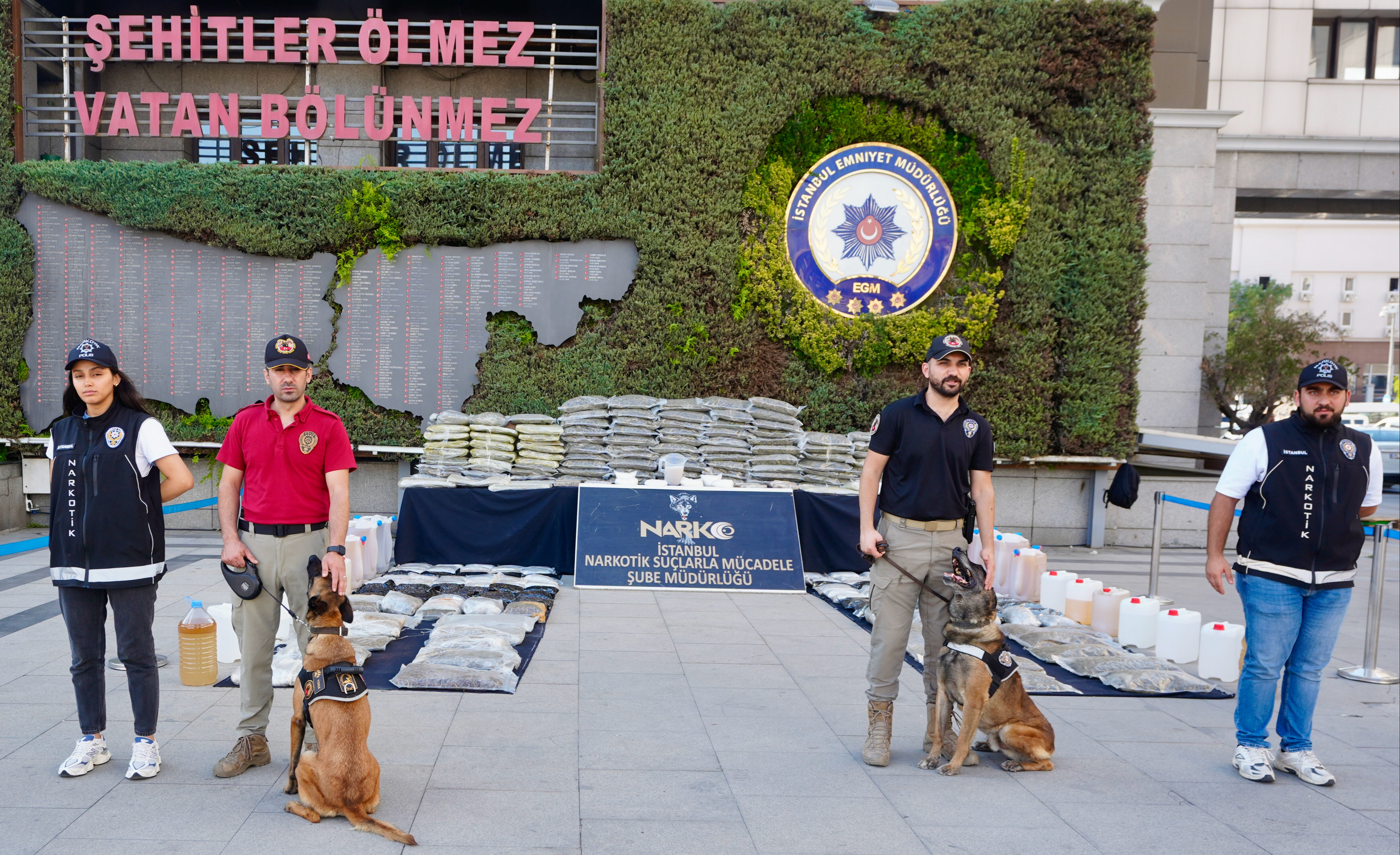 İstanbul'da dev narkotik operasyonu: Yüzlerce kilo uyuşturucu ele geçirildi - 1. Resim